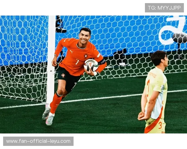 C罗与昔日恩师赛场重逢热泪盈眶，c罗与球迷